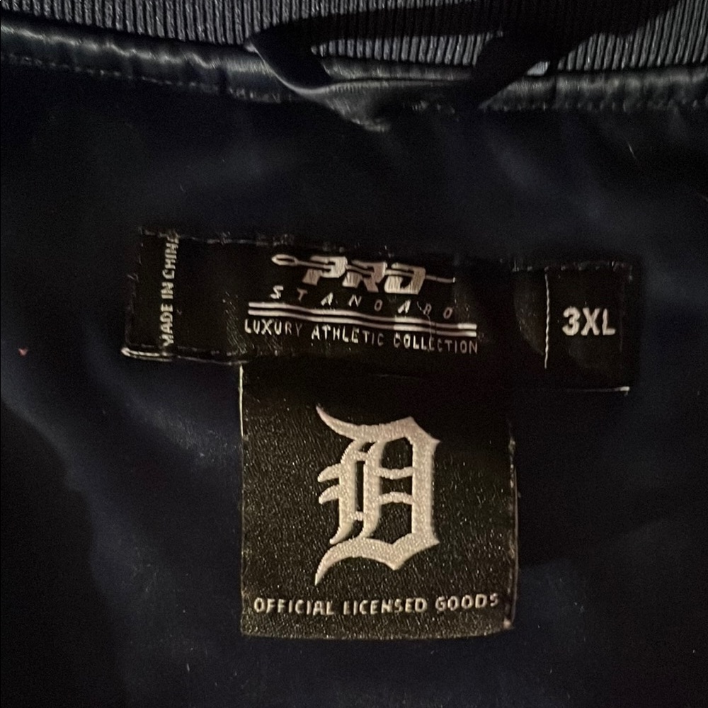 Detroit Tigers Graphic Jacket - Picture 2 of 4
